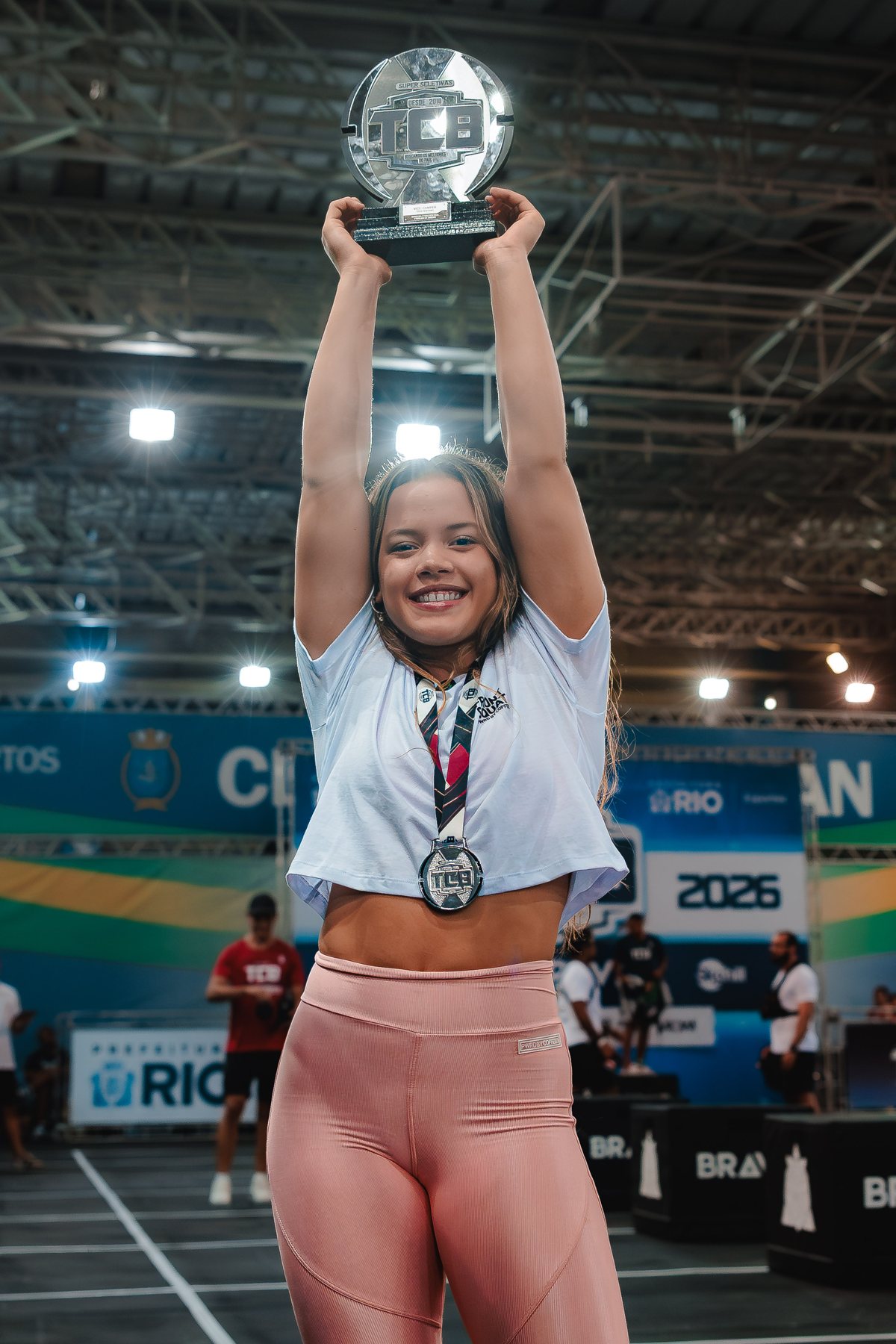 Atleta com troféu após competição